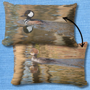 Almofada Lombar Mergansers Hooded Nadando no Cena de Creek