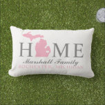 Almofada Lombar Michigan Home Pink e Monograma da Família Personal<br><div class="desc">O travesseiro de boas-vindas apresenta o texto "Home" com o mapa do estado de Michigan e o texto personalizado que pode ser personalizado com o seu nome de família e a cidade, indicar onde você mora. O marcador da cidade do coração pode ser movido para o local apropriado por meio...</div>