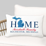 Almofada Lombar Michigan Home Red and Blue Custom Family Monograma<br><div class="desc">O travesseiro de boas-vindas apresenta o texto "Home" com o mapa do estado de Michigan e o texto personalizado que pode ser personalizado com o seu nome de família e a cidade, indicar onde você mora. O marcador da cidade do coração azul marinho pode ser movido para o local apropriado...</div>