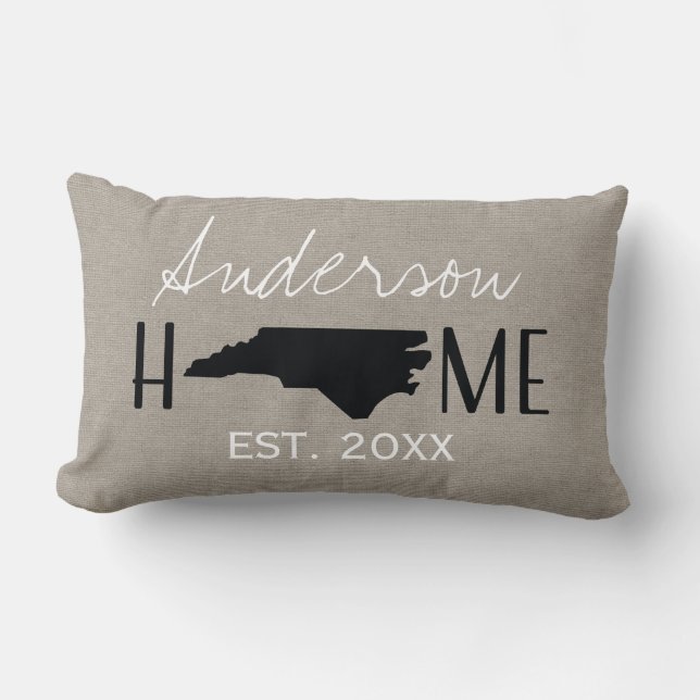 Almofada Lombar Monograma Burlap Home State Carolina do Norte | (Frente)