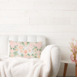 Almofada Lombar Monograma Eucalyptus Floral Russo Verde<br><div class="desc">Padrão de chique com belos pastéis aflitos de travesseiro lombar verde e pêssego. decoração de chique ou de casa de fazenda.</div>