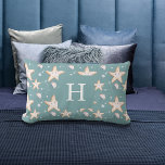 Almofada Lombar Monograma verde-ciano escuro da água-viva-estriada<br><div class="desc">Fundo verde,  de cor ciana escura,  decorado com estrelas-do-mar laranja e águas-vivas. Personalize e adicione seu nome. Estilo com letras brancas grandes.</div>