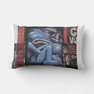 Almofada Lombar Monstro Azul sob fuga de incêndio, Brooklyn.