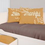 Almofada Lombar Mostarda Amarelo Agradável e Bênção Tipografia Ret<br><div class="desc">Elevem a vossa decoração de outono com o nosso encantador Travesseiro de outono, uma mistura deliciosa de tipografia inspirada no vintage e ilustrações de folhas minimalistas. Essa adição acolhedora captura sem esforço a essência da estação. Contra um pano de fundo amarelo mostarda quente e convidativo, o travesseiro apresenta uma tipografia...</div>