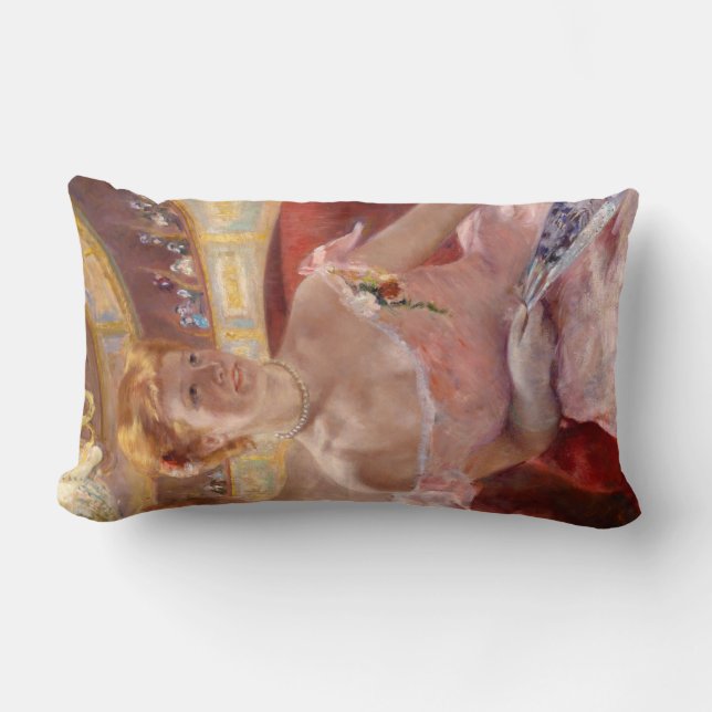 Almofada Lombar Mulher Americana com Colar Pérola e Vestido Rosa (Frente)