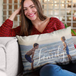 Almofada Lombar Nome da Família Personalizada de Modelo de Foto Mo<br><div class="desc">Simples Modelo de Fotografia Moderno Modelo Personalizado Travesseiros decorativos Cushions apresenta sua foto favorita com seu nome personalizado da família. Faz um presente fantástico para o Natal, aniversário, aniversário, Dia de as mães, Dia de os pais, Dia dos Avós e muito mais. Personalize editando o texto na caixa de texto...</div>