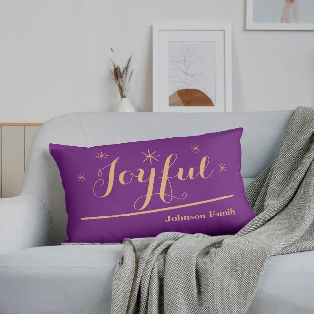 Almofada Lombar Nome da Família Personalizada Elegante de Feliz Na (These Joyful purple & gold lumbar pillows are sure to get everyone in a holidays mood.)