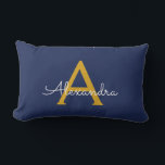 Almofada Lombar Nome Moderno do Monograma de Script Girly Dourado<br><div class="desc">Monograma Azul Dourado e Marinho Adicionar seu próprio nome Travesseiro lombar. Isto faz o doce e perfeito aniversário de 16 anos,  casamento,  chá de panela,  aniversário,  chá de fraldas ou festa de solteira presente para alguém que ama luxo de luxo e estilos quíticos.</div>
