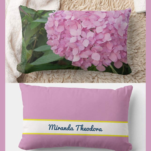 Almofada Lombar Nome Personalizado Flores de Hydrangea Rosa (Modern, elegant personalized name accent pillow. Photo of pink purple hydrangea. Calligraphy script)