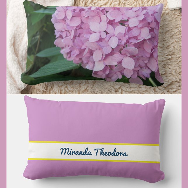 Almofada Lombar Nome Personalizado Mauve Rosa Hydrangea (Elegant, modern personalized name floral accent pillow. Photo of purple pink hydrangea. Calligraphy)