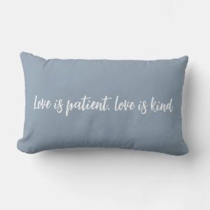 Almofada Lombar O amor é paciente, o amor é meio empoeirado azul