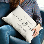 Almofada Lombar O Futuro Sr. e Sra. Elegant Script Calliographic<br><div class="desc">Celebre seu amor com este travesseiro decorativo chic e romântico que apresenta seu futuro nome de família Sr & Sra em letras de caligrafia com script de vintagem de carvão. Escolha sua própria cor de fundo sob personalizar ainda mais. Isso seria o presente perfeito para um chá de panela, noivado...</div>