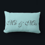 Almofada Lombar O Travesseiro lombar azul de Robin<br><div class="desc">Esta é uma almofada fofa no azul de ovo de um robin que é perfeita para o quarto. O Sr. & Sra. está escrito neste travesseiro azul num roteiro de rico,  que pode ser facilmente personalizado com um monograma,  primeiro ou sobrenome para qualquer quarto.</div>