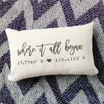 Almofada Lombar Onde tudo começou com as coordenadas personalizada<br><div class="desc">Moder, design de tipografia de guiões quic lendo 'Onde tudo começou' sobre suas coordenadas personalizadas do lugar que você conheceu seu amado. presente de excelente para Dia de os namorados, para recém-casados ou aniversário de ( casamento ). Tanto a na moda romântica quanto a moda, nosso travesseiro neutro de creme...</div>