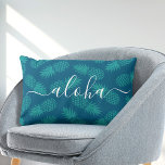 Almofada Lombar Padrão de abacaxi de teia com script Aloha<br><div class="desc">Aloha. Traga um pouco de hospitalidade na ilha havaiana para a sua casa com este chic, surpreendente, na moda, moderno travesseiro decorativo lombar, nítida tipografia manuscrita branca sobre um padrão gráfico, abacaxi em verde azul e verde azul. Faz uma declaração divertida e na moda cada vez que você relaxa. Um...</div>