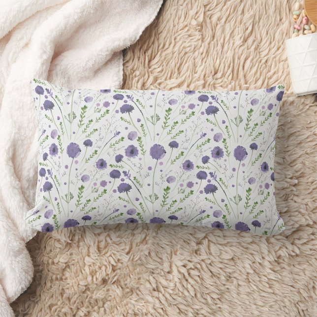 Almofada Lombar Padrão Floral de Cor de Água Púrpura Elegante (Elegant Purple Watercolor Floral Pattern Lumbar Pillow from Studio Posies.)