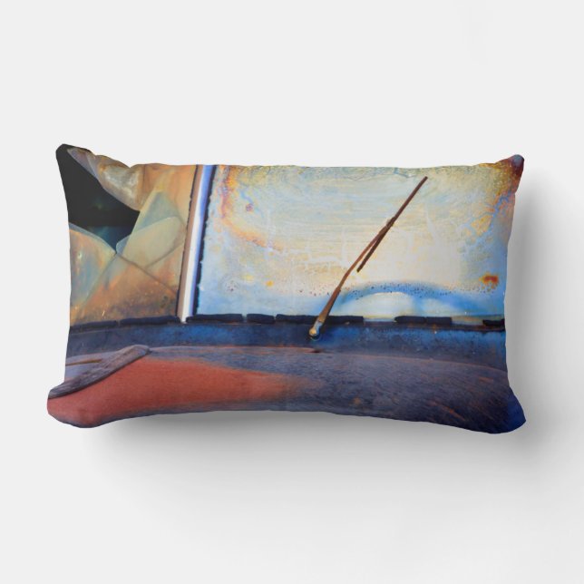 Almofada Lombar Para-brisas de um velho caminhão enferrujado (Frente)