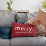 Almofada Lombar Parabéns minimalistas da família moderna<br><div class="desc">Adicione vídeos de Natal confortáveis com nosso Travesseiro de Nome da Família da FELIZ! 🎄 Personalizar com seu texto. Mágica minimalista para seu ninho confortável! 🎅 #MerryFamilyPillow #NatalDecor</div>