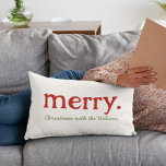 Almofada Lombar Parabéns minimalistas da família moderna<br><div class="desc">Adicione vídeos de Natal confortáveis com nosso Travesseiro de Nome da Família da FELIZ! 🎄 Personalizar com seu texto. Mágica minimalista para seu ninho confortável! 🎅 #MerryFamilyPillow #NatalDecor</div>
