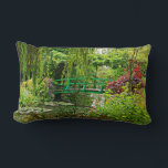 Almofada Lombar Ponte de Monet sobre o lily Lily, jardim de Monet<br><div class="desc">A bela ponte sobre o lago de lírio no jardim de Claude Monet na frente deste travesseiro lombar confortável. Verde estável no fundo. Esta imagem é do lindo jardim do pintor no final do verão em Giverny,  França. cobrir de tecido de algodão,  com outras opções de tecido disponíveis.</div>