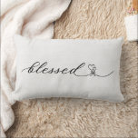 Almofada Lombar Presente de Casamento de Script de Coração Abençoa<br><div class="desc">Faça seu presente para os recém-casados memorável com esta doce letra de caligrafia Bênçada com um buquê cardíaco,  contra um fundo de efeito de burlap. Personalize facilmente com o nome e a data de escolha.</div>