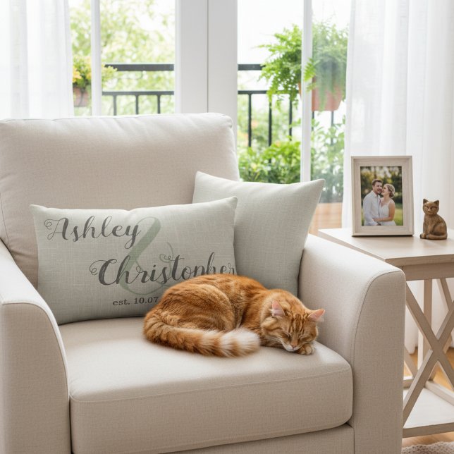 Almofada Lombar Presente personalizado de casamento: Cinza - Lança (Wedding gift idea: Personalized neutral color pillow with newlyweds' names and wedding date.)