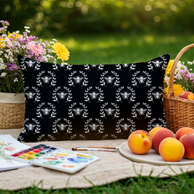 Almofada Lombar Preto e branco Bees Laurel WreDeath Patterno ao ar (Criador carregado)