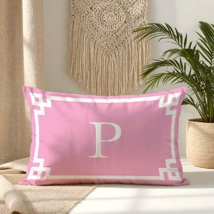 Almofada Lombar Rosa claro e Monograma de Chave Grego Branco