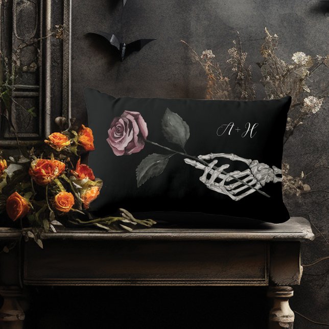 Almofada Lombar Rosa de Mão Negra de Casamento Gótico do Halloween (Gothic Halloween Black Wedding Skeleton Hand Rose Lumbar Pillow)