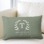Almofada Lombar Sage da Família Monograma Russo Moderno<br><div class="desc">Moderno Russo Monograma Wreath Nome da Família Sage Travesseiro lombar</div>