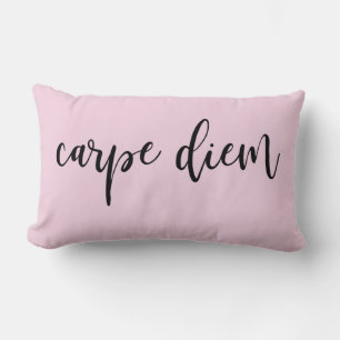 Almofada Lombar Script Elegante de Diem de Carpe Rosa-Blush