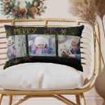 Almofada Lombar Seja Feliz Adicione suas próprias fotos Natal Dour<br><div class="desc">Este travesseiro personalizado de Natal preto e dourado está preparado para você adicionar suas próprias fotos favoritas. O design é decorado com a menção "Seja Feliz" com flocos de neve desenhados à mão de ouro, que são colocados para sobrepor ligeiramente as suas fotografias. O travesseiro tem uma cor preta de...</div>
