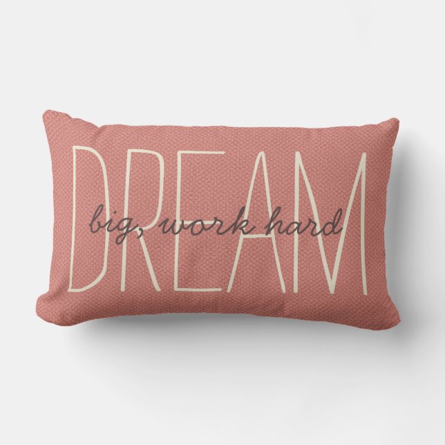 Almofada Lombar Sonhe Grande Letra Script Coral e Creme Decorativa (Frente)