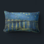 Almofada Lombar Starry Night Over the River Rhone (por van Gogh)<br><div class="desc">Esta design apresenta uma pintura do artista Poste-impressionista holandês Vincent van Gogh (1853-1890), que é amplamente reconhecido como uma das figuras mais influentes da história da arte ocidental. É uma pintura paisagística que mostra a cidade francesa de Arles à noite na margem do rio Rhône. A cena escolhida por van...</div>