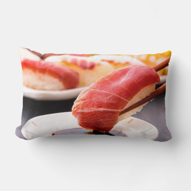 Almofada Lombar Sushi Bite Cushion – Dipped in Deliciousness (Frente)