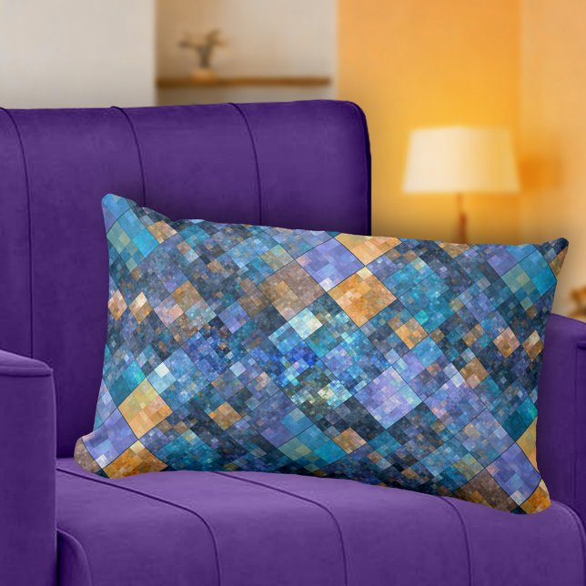 Almofada Lombar Travesseiro de padrão de mosaico Dourado azul (Pillow featuring a modern design with a geometric mosaic tiled pattern in blue, gold and purple)