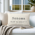 Almofada Lombar Travesseiro decorativo de Coordenadas de Cidade Pe<br><div class="desc">Mostre seu amor pela cidade atual ou sua cidade natal com nossas coordenadas personalizadas de travesseiro decorativo lombar. Mostrado para Sonoma, Califórnia, nosso travesseiro neutro de creme de marfim apresenta seu nome e latitude e longitude em letras de máquinas de escrever de vintagem de carvão. Digite o nome da cidade...</div>