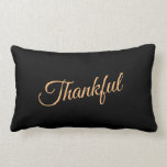 Almofada Lombar Travesseiro decorativo - Obrigado<br><div class="desc">Este travesseiro decorativo é mostrado em uma cor preta com um impressão de texto de Ação de Graças.
Personalize este item ou comprar conforme projetado.</div>