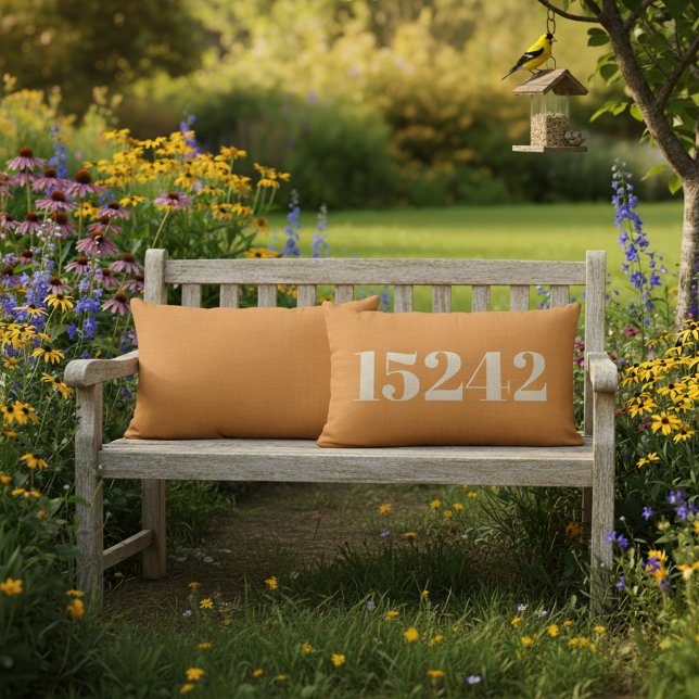 Almofada Lombar Travesseiro externo laranja com CEP personalizado (Orange zip code outdoor pillow. Customize the location to show your own home's zip code.)