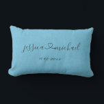 Almofada Lombar Travesseiro lombar de casamento elegante com nomes<br><div class="desc">Belo travesseiro de presente azul de casamento. Nomes cursivos de script ligados a um coração e a uma data. Personalize substituindo os nomes de exemplo Jessica e Michael e a data de amostra por nomes personalizados e uma data significativa para o casal. Celebrar casal adora este belo travesseiro personalizado. A...</div>