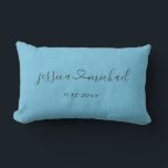 Almofada Lombar Travesseiro lombar de casamento elegante com nomes<br><div class="desc">Belo travesseiro de presente azul de casamento. Nomes cursivos de script ligados a um coração e a uma data. Personalize substituindo os nomes de exemplo Jessica e Michael e a data de amostra por nomes personalizados e uma data significativa para o casal. Celebrar casal adora este belo travesseiro personalizado. A...</div>
