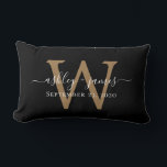 Almofada Lombar Travesseiro Lombar Preto Data de Casamento Monogra<br><div class="desc">Elegante almofada de recordação de casamento apresenta seus nomes em caligrafia manuscrita chic branca e seu monograma dourado elegante em um fundo preto. Basta adicionar seus nomes, monograma e data de casamento. Ótimo presente para um casal recém-casado. Exclusivamente projetado para você pelo Happy Dolphin Studio. Se precisar de ajuda ou...</div>