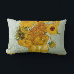 Almofada Lombar Vincent Van Gogh 12 Girassóis Impressionista<br><div class="desc">O vaso de girassóis de Vincent Van Gogh com 12 flores é uma das famosas séries de girassóis de Van Gogh. Esta pintura de girassóis faz parte do segundo conjunto de belas pinturas impressionistas de girassóis, criadas por ele em 1888. Os girassóis são amarelos contra um fundo azul claro. Assim...</div>