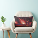 Almofada Lombar Vintage Science Fiction Alienígena Red Planet Expl<br><div class="desc">Imagem de Vintage,  ilustração futurista Science Fiction com astronautas alienígenas amigáveis acenando. Eles estão em um planeta ou lua vermelho com bolas de fogo explosivas que se parecem com fogos de artifício. Um clássico design de quadrinhos retrô 50 de ficção científica.</div>