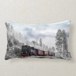 Almofada Lombar Vintage Train Winter Christmas Cena<br><div class="desc">Um travesseiro com uma fotografia de uma paisagem de inverno nevada com pinheiros cobertos de neve. Um trem vermelho,  dourado e preto à moda antiga,  viajando pela natureza selvagem. Conjuga os pensamentos de voltar para casa no Natal.</div>