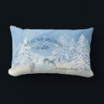 Almofada Lombar Winter Snow Forest Christmas ser White Family Name<br><div class="desc">"O Natal da Floresta de Neve Inverno é o nome da família branca, Travesseiro lombar." Extremamente pintada em acrílicas na canvas por uma artista reconhecida e licenciada internacionalmente, Audrey Jeanne Roberts. Esta design apresenta uma cena de neve de inverno com veados e uma nova queda de neve pesando sobre a...</div>