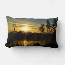 Almofada Lombar Zonsondergang bij een meertje met rietpluimen.