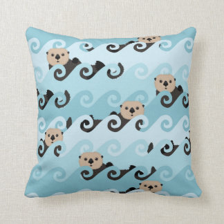 Almofada Lontras de mar bonitos que montam as ondas