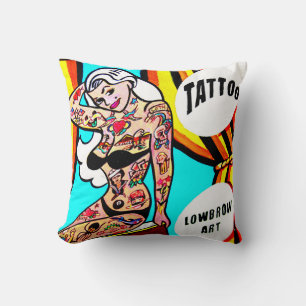 Almofada louro com travesseiro dos tatuagens