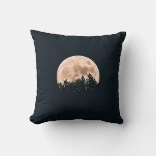 ALMOFADA LUA CHEIA ATRÁS DE UMA ESCADA DE ÁRVORE